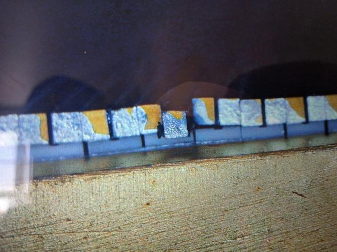 Демонстрация неработающей лазерной сборки Сломанный диодный стек в ручке лазера