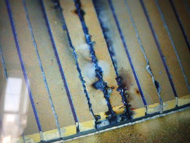 Изучение сгоревшего макроканального стека 808нм под увеличением Макроканальный лазерный стек 808нм — фото сгоревшего элемента