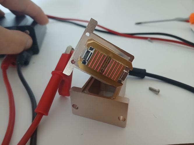 Повреждённый 808нм стек ручки лазера в макроканальном исполнении Сгоревший макроканальный стек 808нм под микроскопом