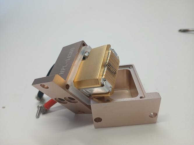 Фото сгоревшего макроканального блока 808нм Сгоревший 808нм стек лазерной манипулы под микроскопом