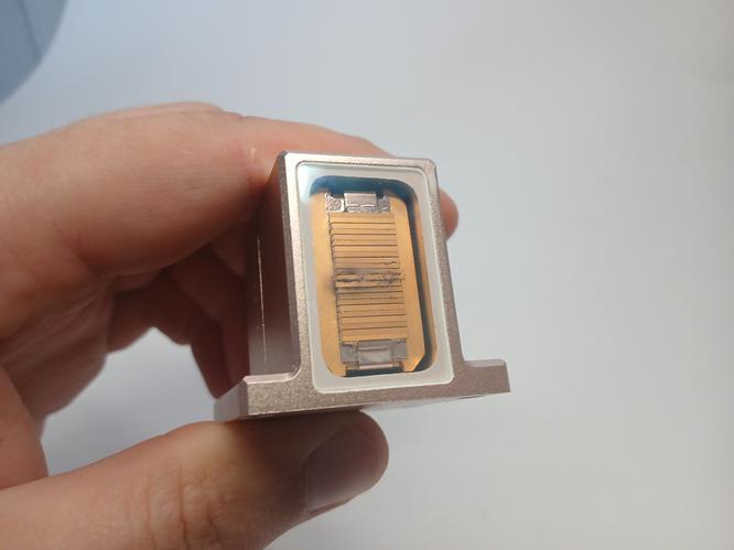 Анализ повреждённого стека 808нм макроканального типа Сгоревший 808нм лазерный модуль в макроканале под микроскопом