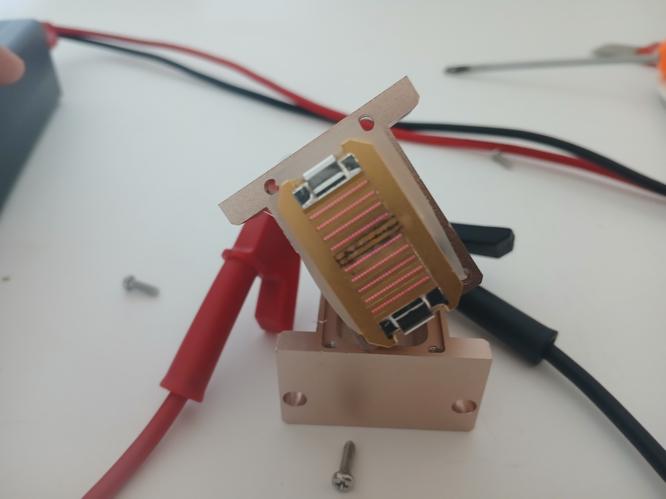 Под микроскопом — выгоревший стек 808нм Макроканальный излучатель 808нм после выхода из строя