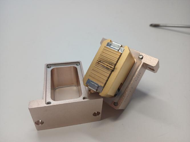 Сгоревшая матрица 808нм (макроканал) в деталях Дефект макроканального диода 808нм при увеличении