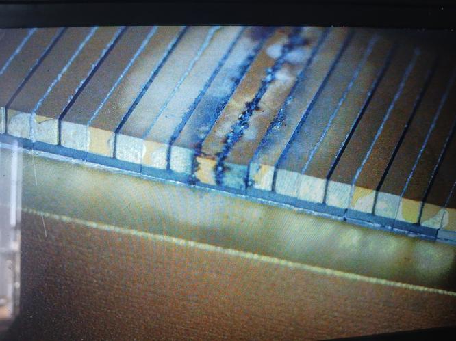 Макроканальный стек после перегрева — 808нм Повреждённый стек 808нм (макроканал) под оптикой