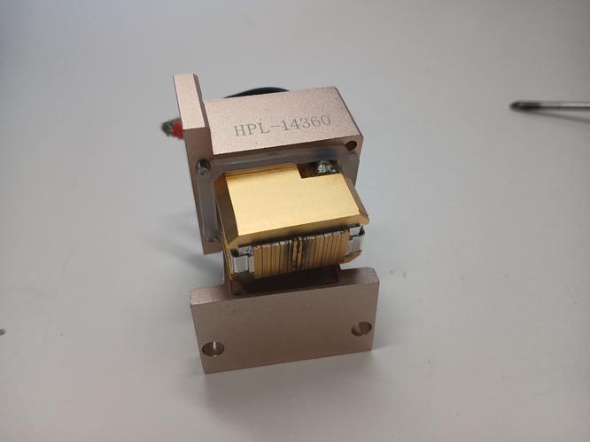 Под микроскопом: сгоревший стек макроканал 808нм Повреждённый излучатель 808нм под микроскопом