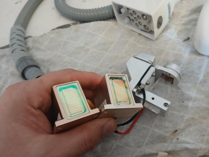 Замена диодной матрицы мощностью 500 ватт 10 бар в манипуле диодного лазера для удаления волос. Замена диодного стека мощностью 500 ватт 10 бар в манипуле диодного лазера для удаления волос.