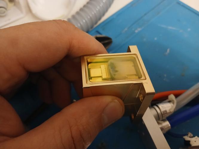 Заменили стек в ручке китайского аппарата Ремонт китайского лазера — новый стек 200 Вт